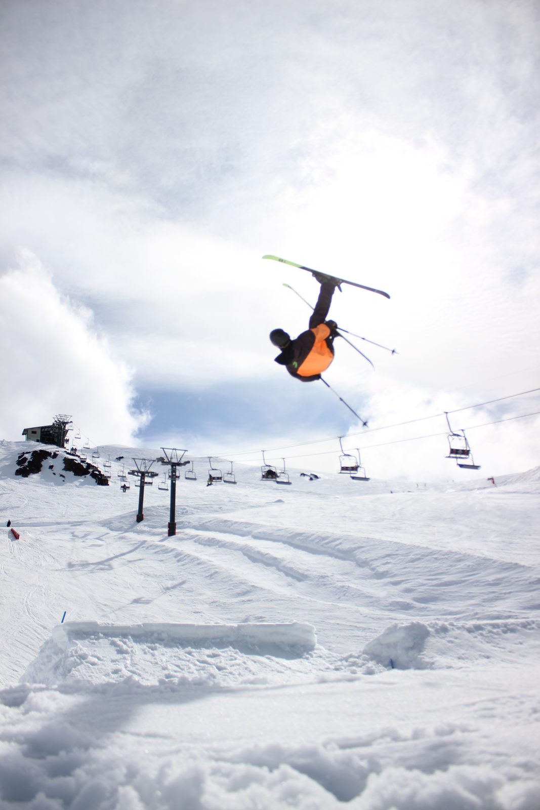 Salto de freestyle en el snowpark